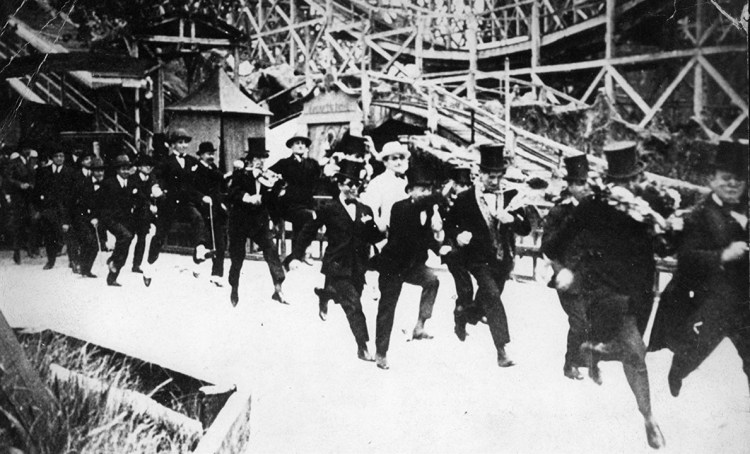 Entr'acte (1924) A surreal scene from entr'acte (1924)