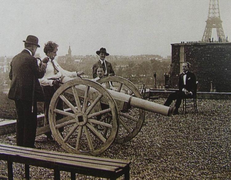 Entr'acte (1924) A dadaist cannon in Entr'acte (1924)