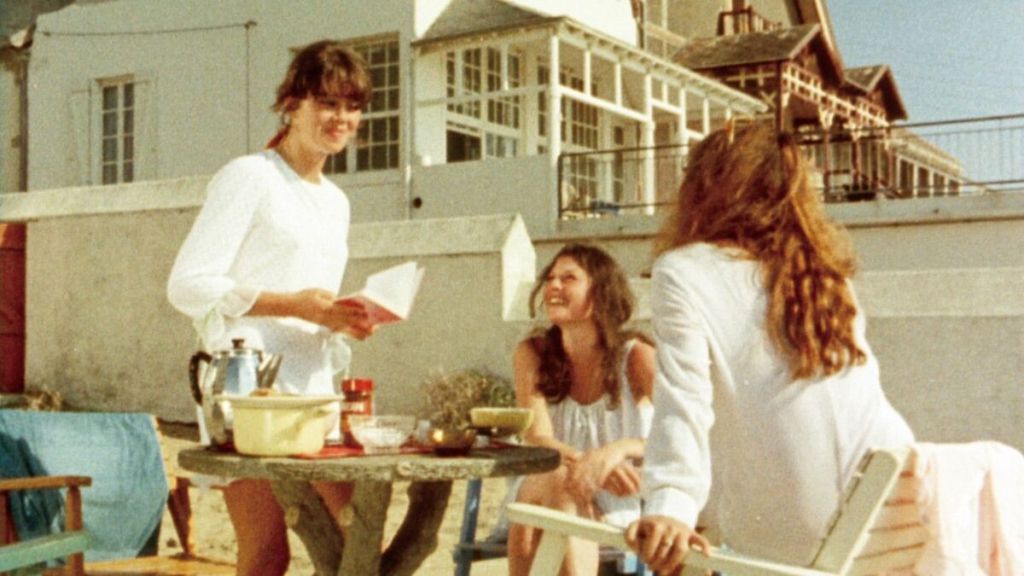 Three woman giggling together in Du Côté d'Orouët